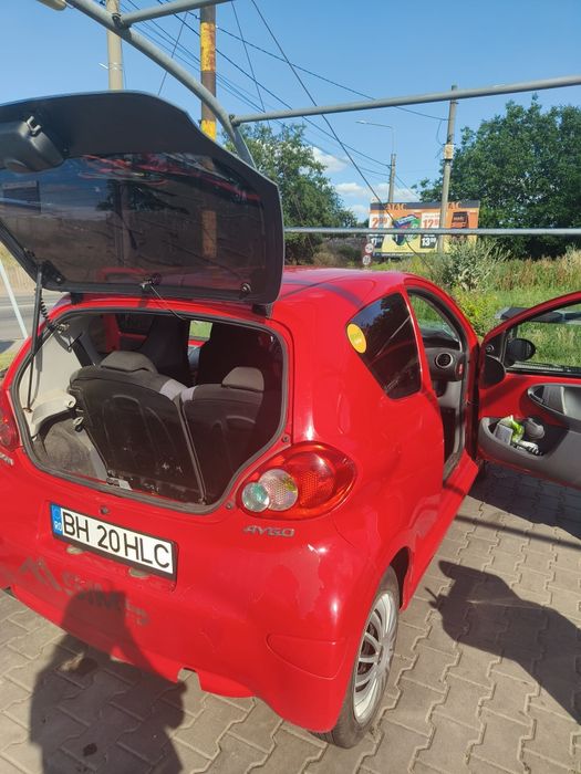 Vînd toyota aygo rosie