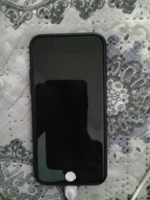 Айфон7 идалный..