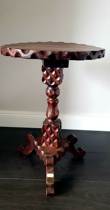 Măsuță veche Art Nouveau din lemn masiv sculptat