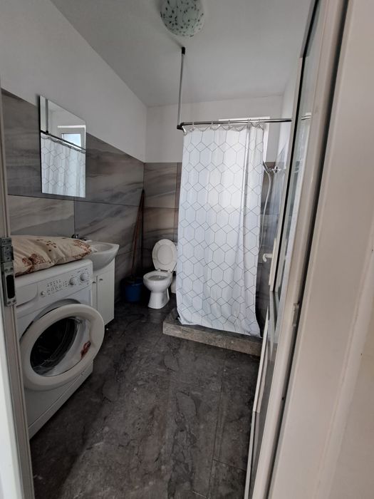 Închiriez garsoniera  la curte