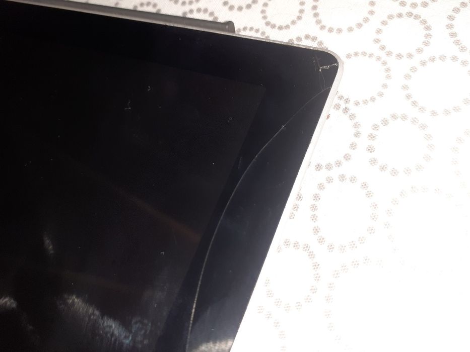 Vănd tabletă microsoft nu am încărcător la ea!!