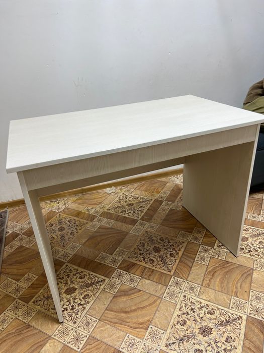 Продам стол белый офисный