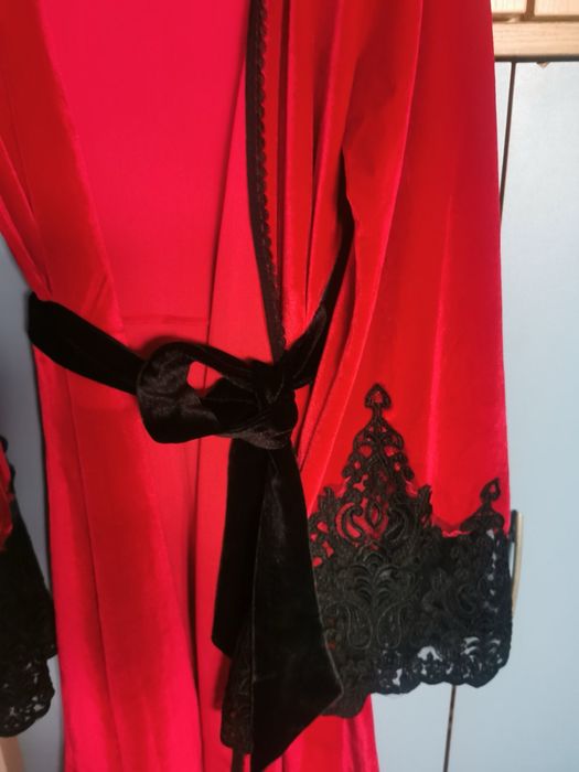 Страхотен луксозен халат от кадифе и дантела