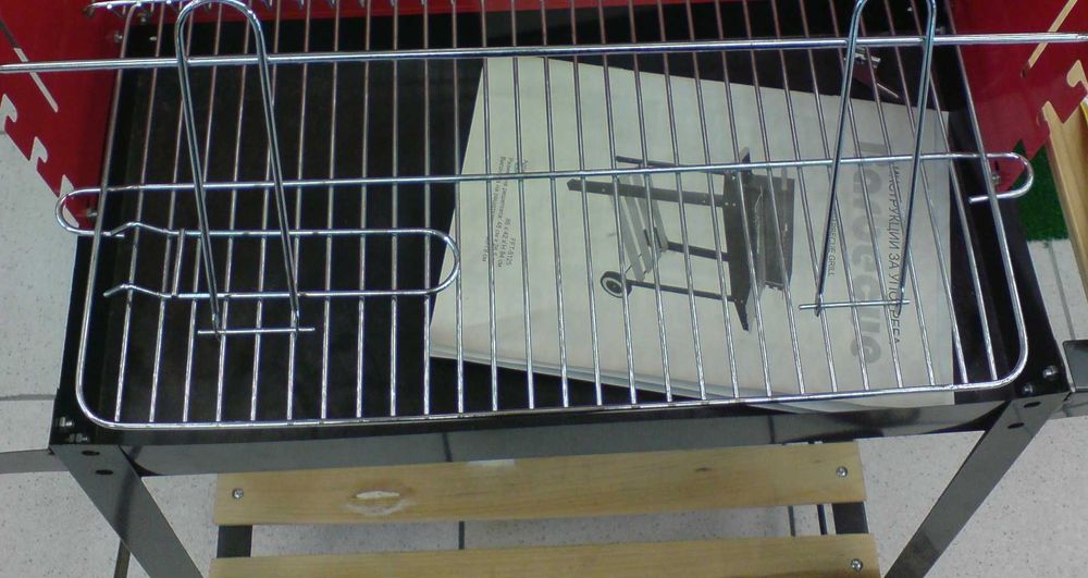 Скара, грил, барбекю на дървени въглища с поставкa дръжка и колелца.