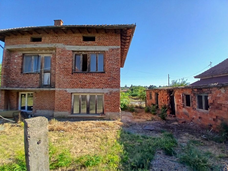 Продавам голяма къща в село малорад