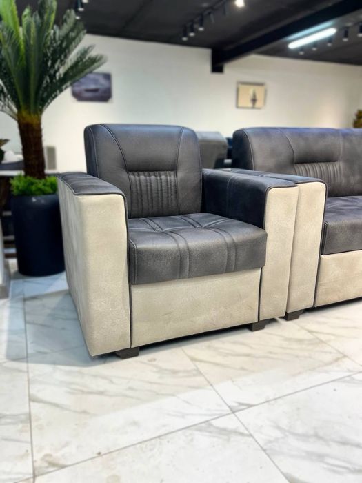 Диван и два кресла. Можно купить в рассрочку но без скидок.

Ком