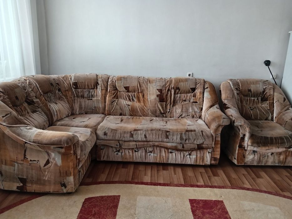 Продам угловой диван и кресло