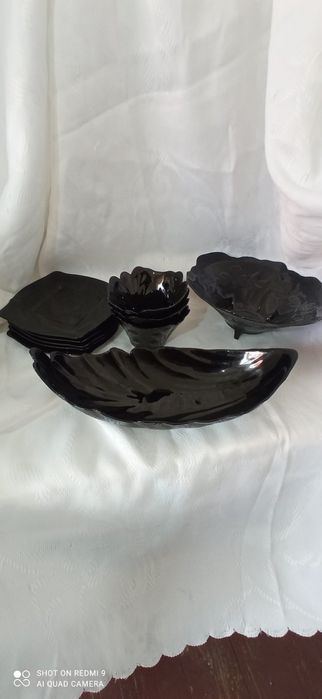 Купички и чинийки от черно стъкло