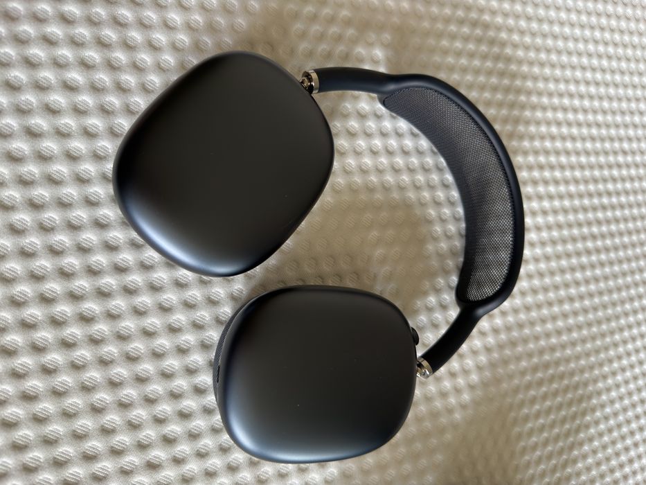 Apple AirPod Max in midnight