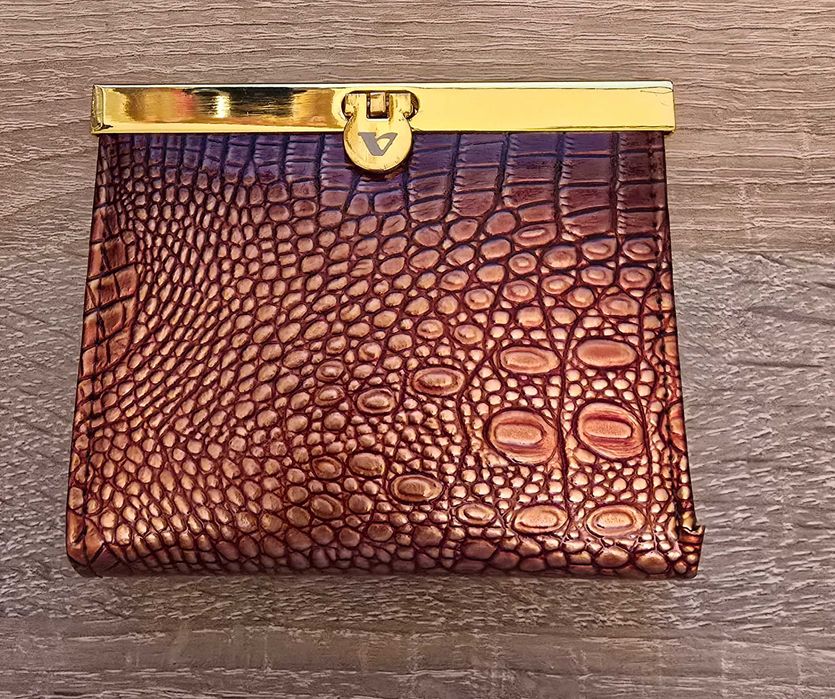 Portofele  de damă din piele și altele din material textil