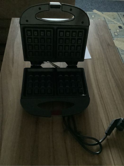 Продам электровафельницу sinbo