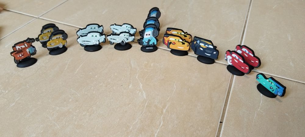 Продавам играчки, дрехи и спално бельо от поредицата Колите на Дисни