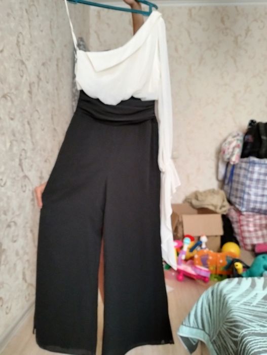 Нарядный комбинезон 42