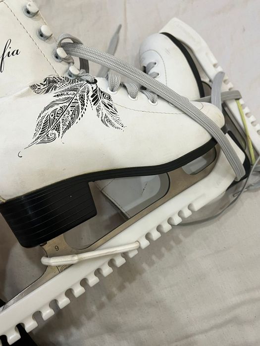 Срочно продам фигурные коньки