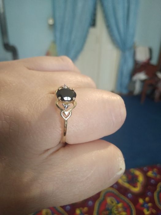 Tilla suvi yugurtirilgan kumush uzuk sotiladi