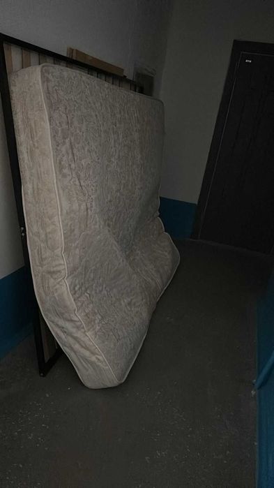 Матрас с каркасом отдам даром