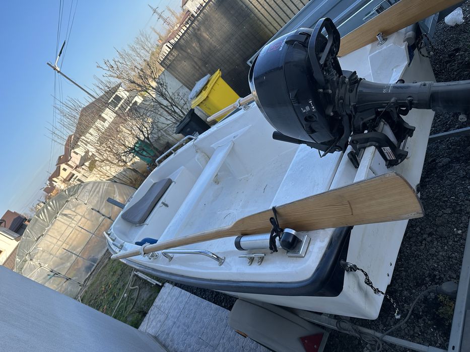 Vand barca cu motor.