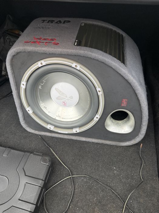 Vand 2 subfoowere cu statie incorporata