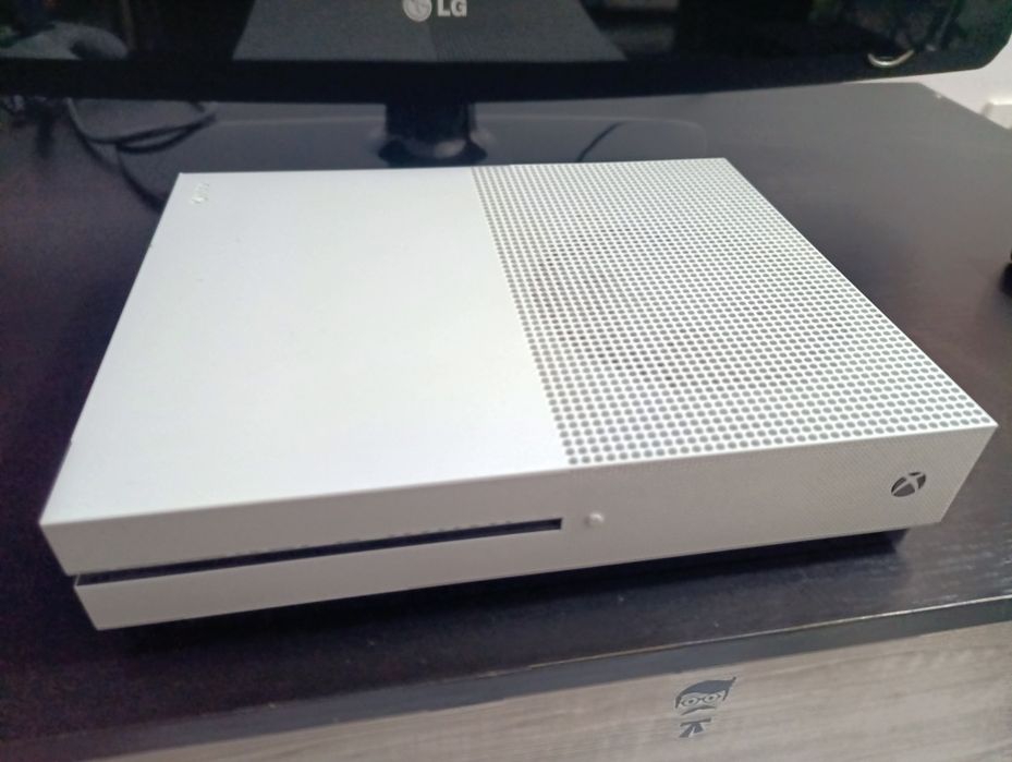 URGENT!! Xbox One S cu un controller și 9 jocuri