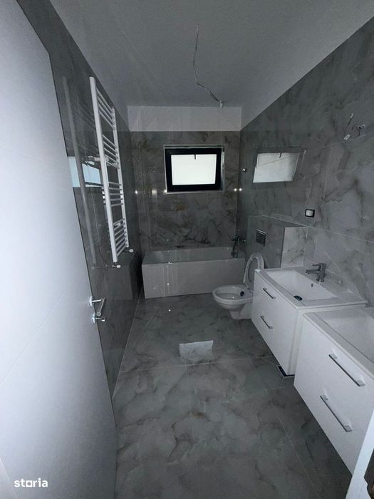 Casă nouă cu 4 camere, curte imprejmuită și centrală pe gaz