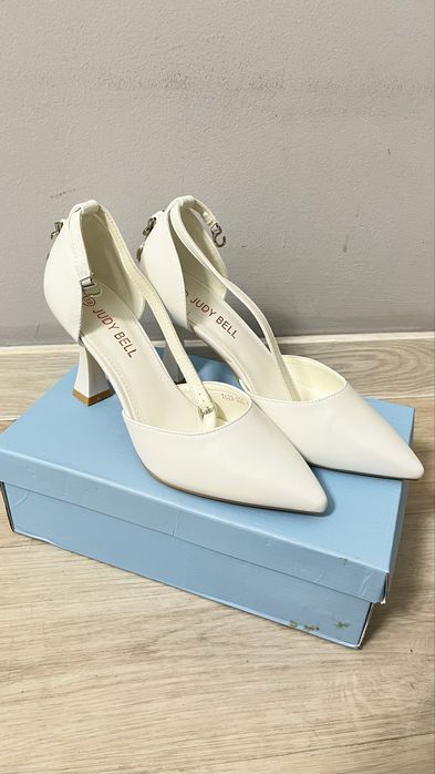 Стильные новые туфли 38 размера