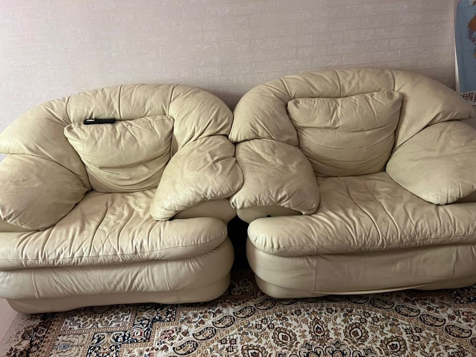 Кожаные кресла и диван