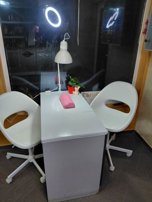 Отдавам работно място за маникюрист.Шумен топ център