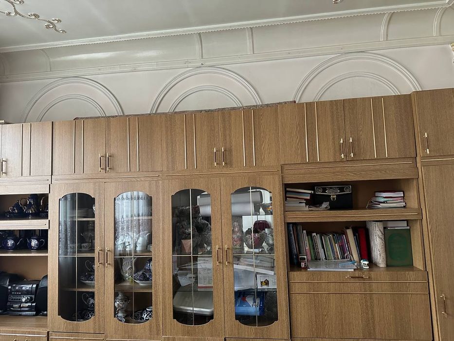 Сервант в хорошем состоянии.