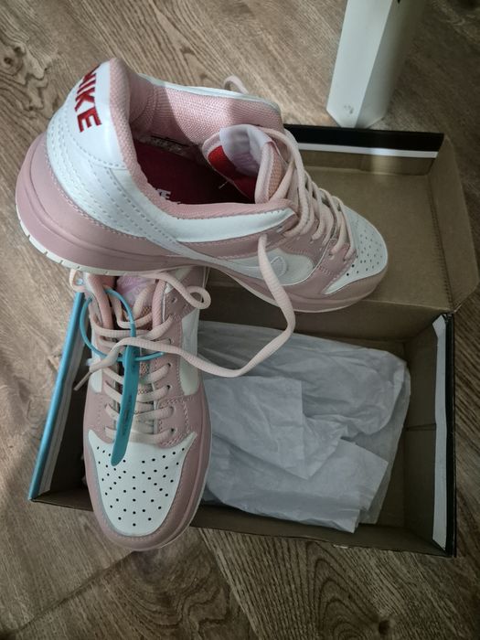 Кроссовки женские