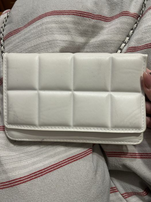 Бяла чанта през рамо