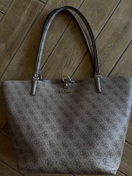 Продавам чанта Guess