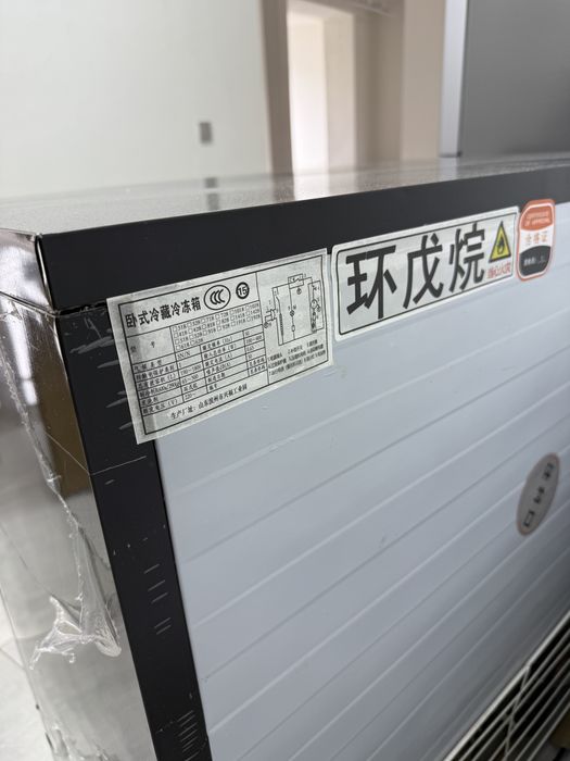 Продается двухдверная холодильная витрина