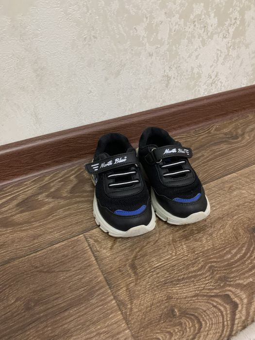 Продам детские кроссовки