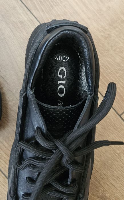 Дамски спортни обувки