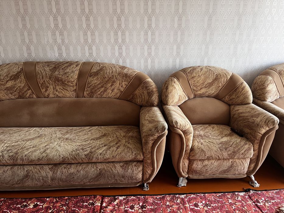 Продам два дивана с креслом б/у