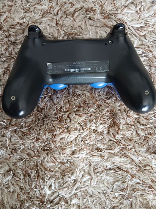 Vând ps4 cu manete