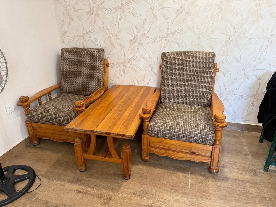 Продаётся  журнальный столик с двумя креслами