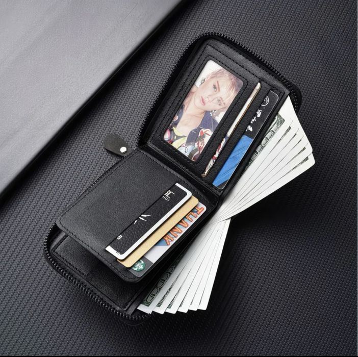 Продается массивный кошелек с двумя отсеками на зашелке.