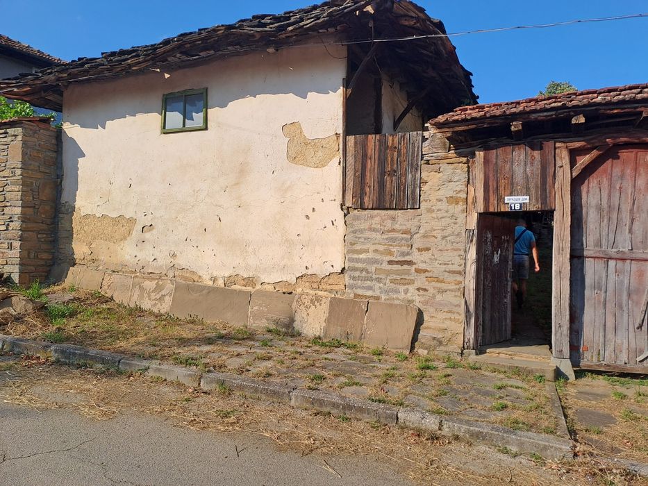 Продавам имот в с. Лешница, обл. Ловеч