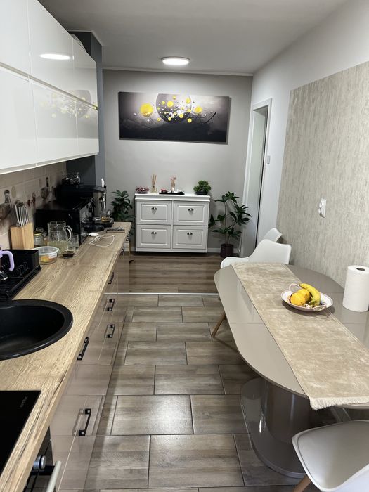 Apartament 3 camere decomandat 2 bai. Astra nu colaborez cu agentii. .