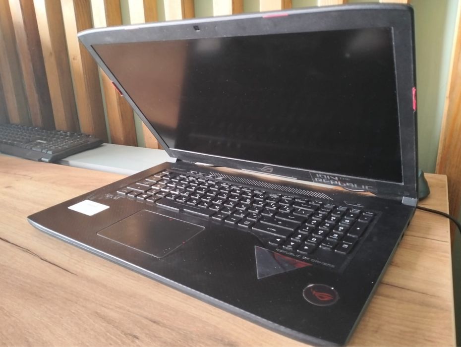 Продаю не рабочий ноутбук на запчасти