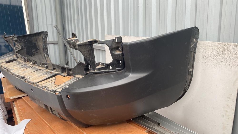 Продам бампер на Toyota Prado 250