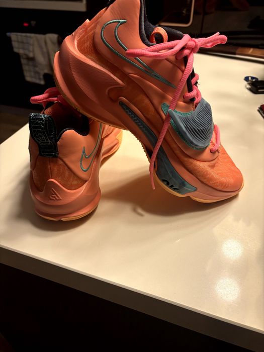 предлагам дамски маратонки в отлично състояние Nike