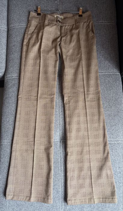 Pantaloni femei croiala skinny evazati