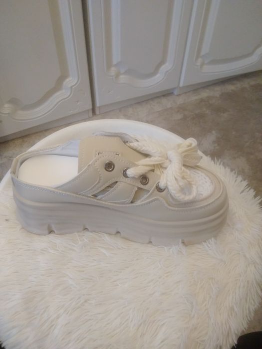 Продам спортивные кроссовки