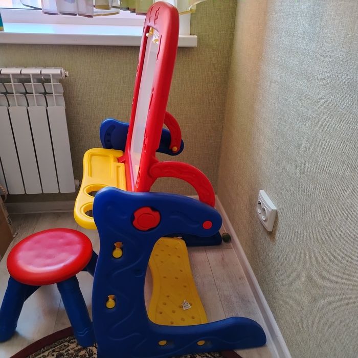 Детский стульчик и магнитная доска для рисования