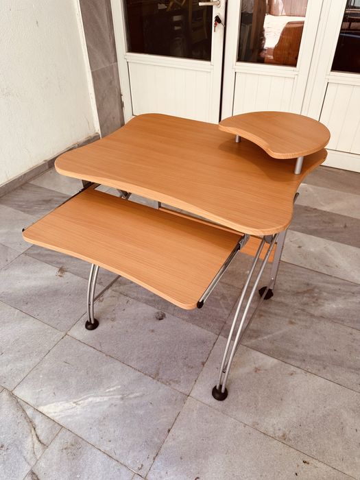 Практично компютърно бюро с изтеглящ плот и поставка от 90-те