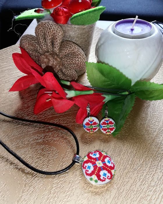 Ръчно избродирани бижута