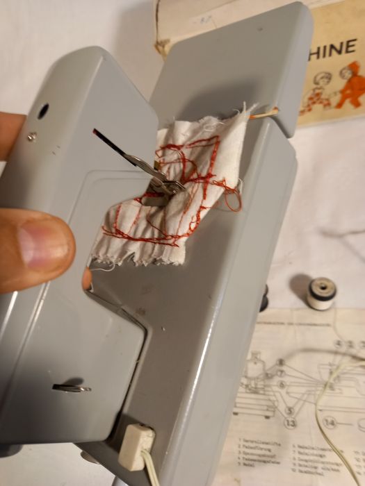 Ретро ламаринена играчка шевна машина