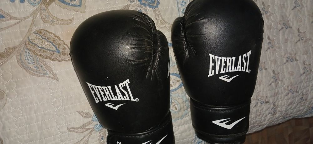 Продам перчатки на тайскии бокс